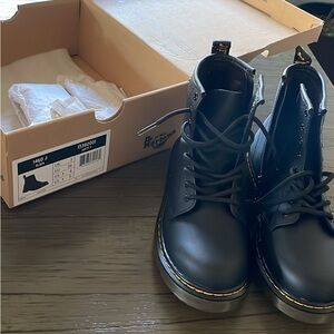 Brand New! Kids 4/Ladies 5 Dr Martens Softy T